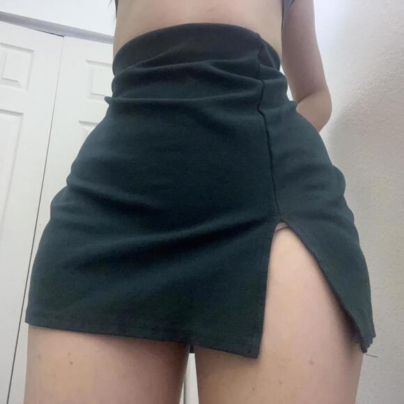 Dark green mini skirt with slit - Picture 2 of 8
